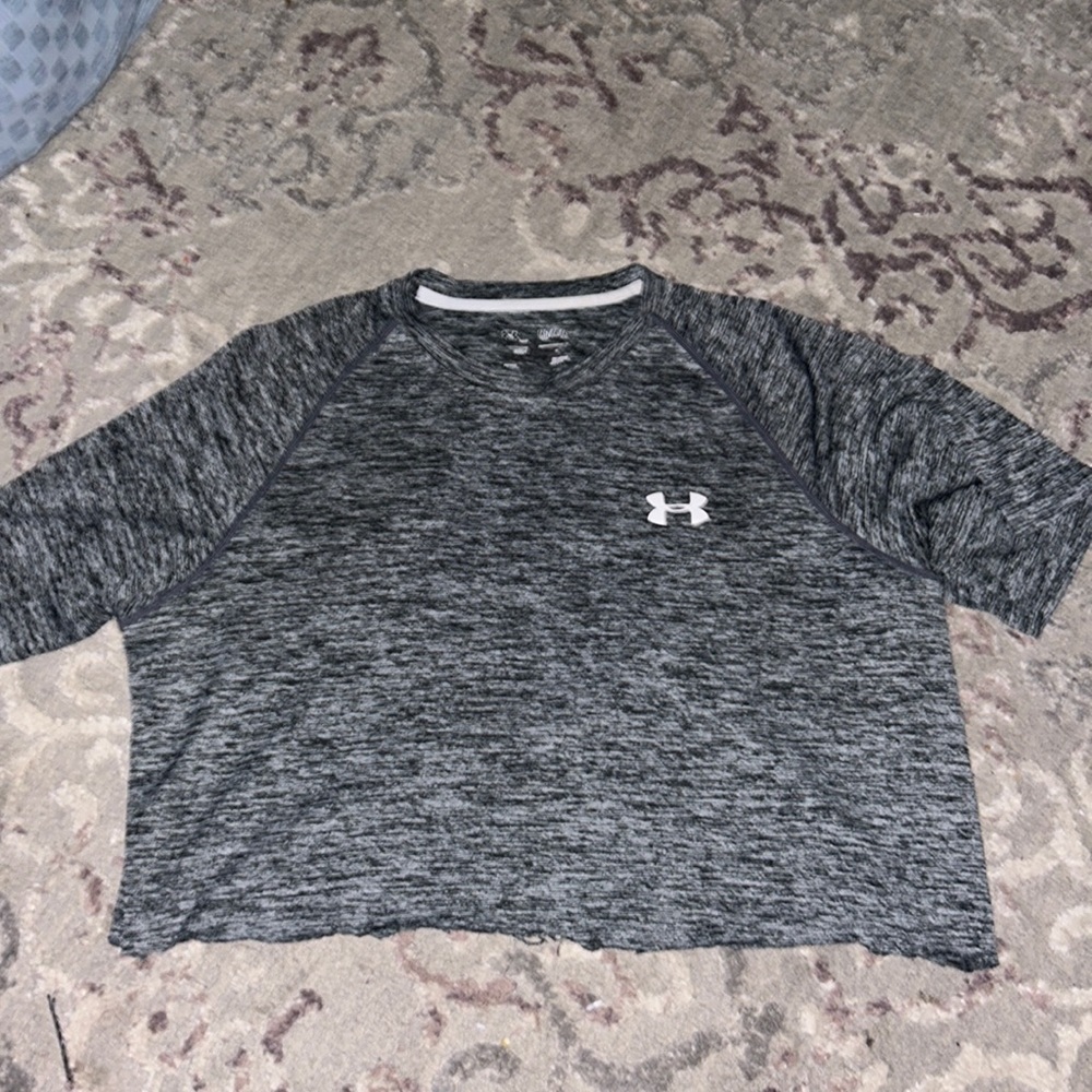 cropped , under armor, grey tee !